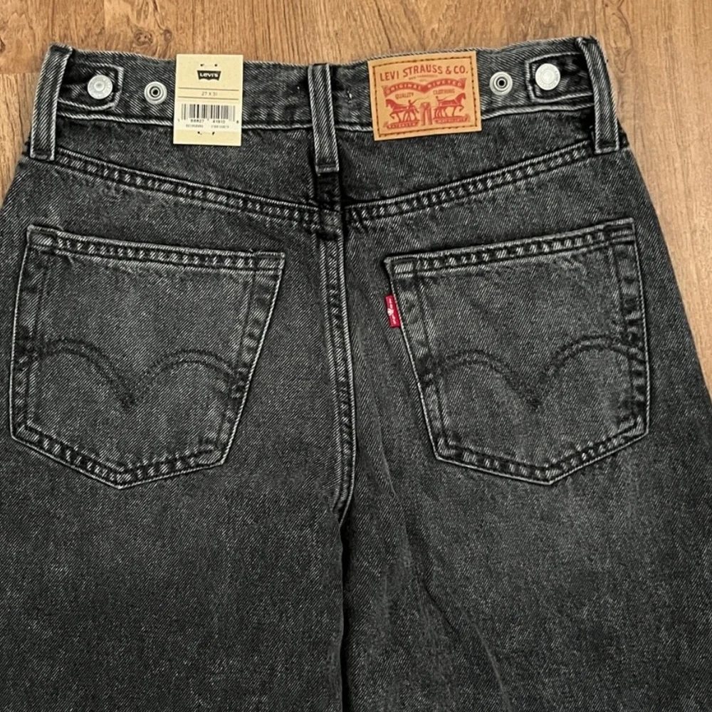 Levi's Women's Cinch Waist Barrel Jeans - Picture 10 of 15